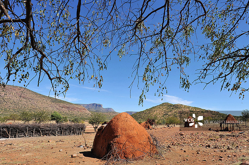 辛巴村落：由少量木质和泥土小屋组成，每户人家一间，还有一些牲畜圈图片素材