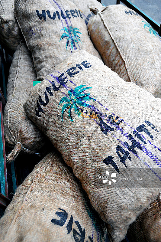 椰干仍然是人们的主要收入来源。他们切开椰子，取出果肉并晒干。将油与提亚蕾花混合，制成莫诺伊图片素材