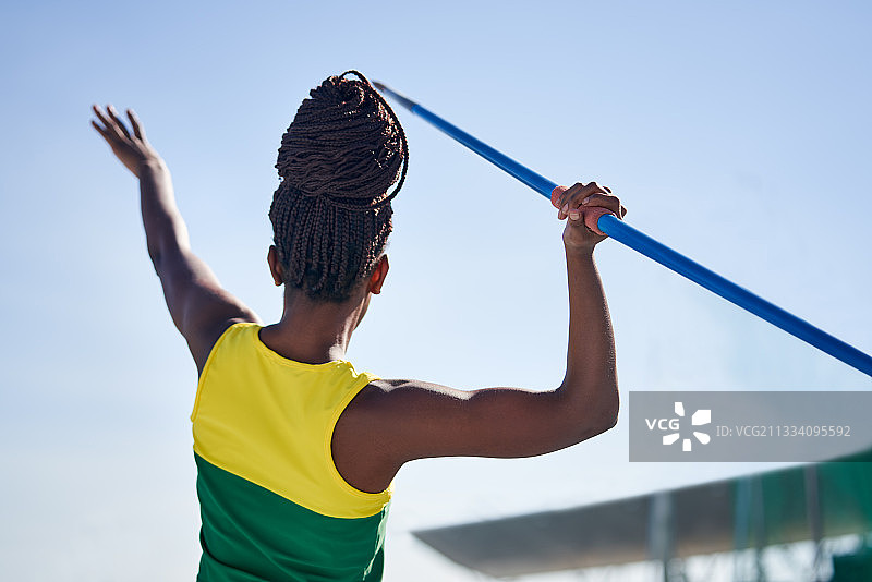 田径女运动员在掷标枪图片素材