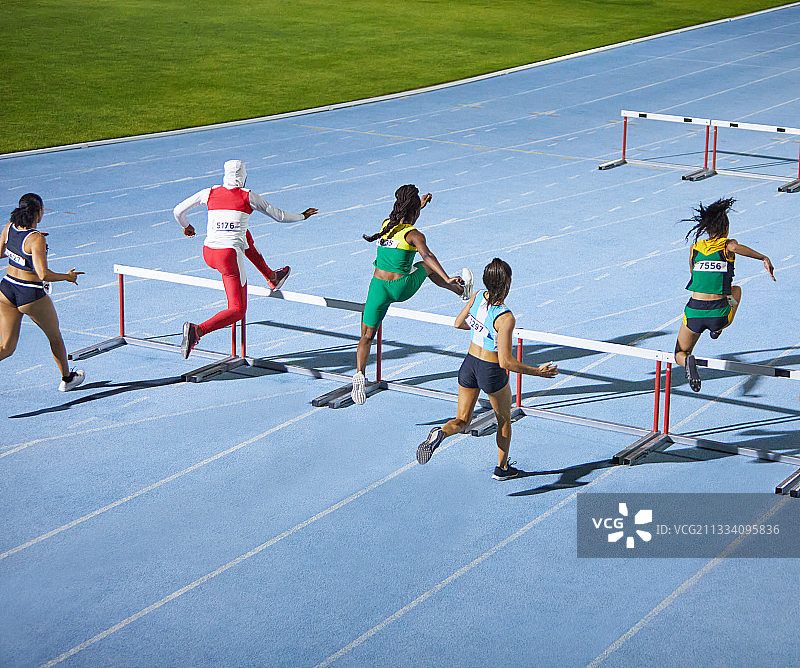 田径女运动员参加跨栏比赛图片素材