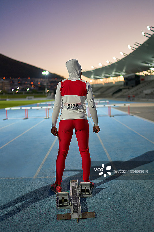 戴着头巾的女田径运动员在起跑线上图片素材