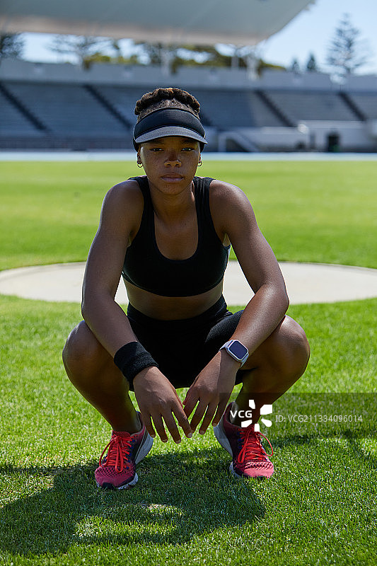 自信的田径女运动员肖像图片素材