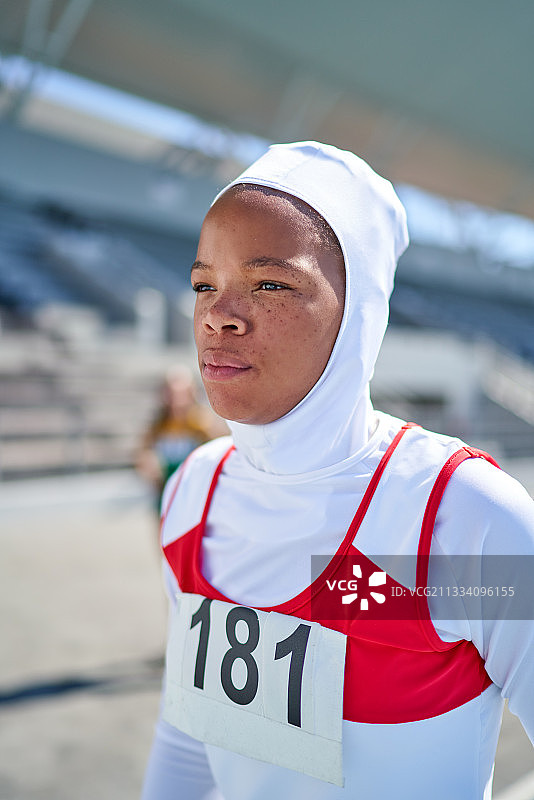戴着头巾的自信田径女运动员图片素材