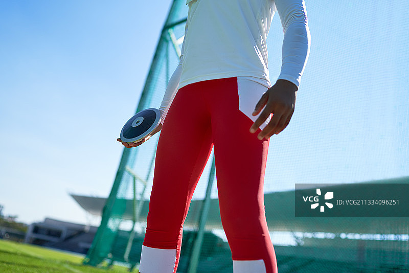 田径女运动员掷铁饼图片素材
