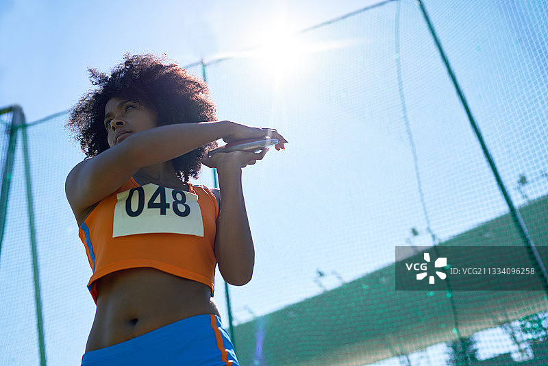 田径女运动员正在掷铁饼图片素材