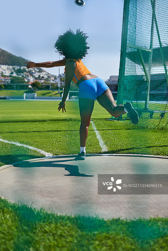 田径女运动员掷铁饼图片素材