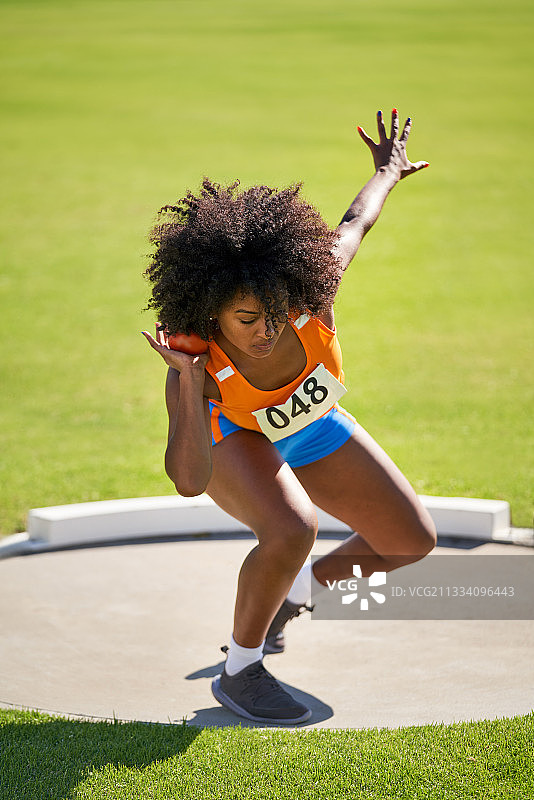 女子田径运动员投掷铅球图片素材