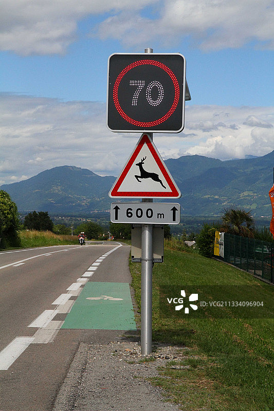 法国首个降低野生动物碰撞风险的实验，绿色框架，生物廊道图片素材