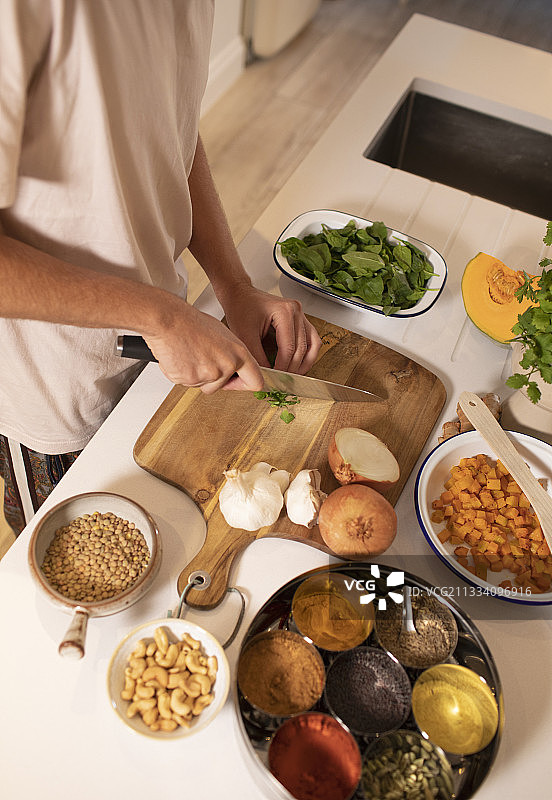 男人切新鲜蔬菜图片素材