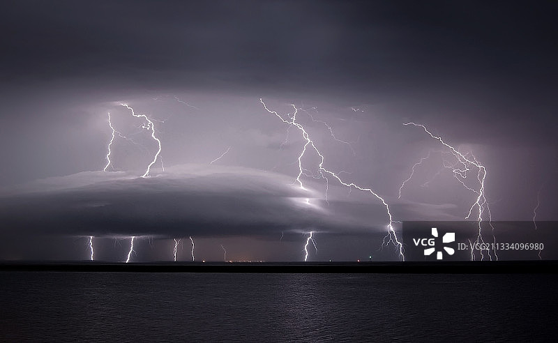 法国吉伦特河口夜间风暴图片素材
