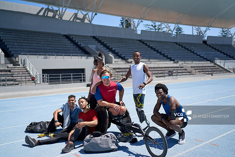 在阳光明媚的跑道上自信的田径运动员图片素材