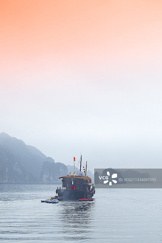 越南下龙湾的游船之旅图片素材