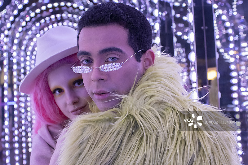 拱形灯下时尚情侣的酷肖像图片素材