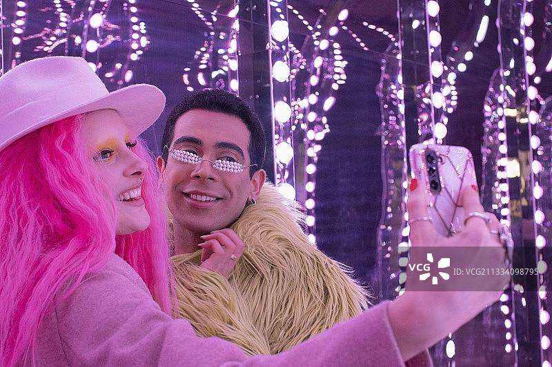 用手机自拍的古怪时尚情侣图片素材