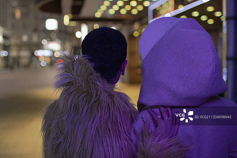 在黑暗的城市人行道上的情侣图片素材