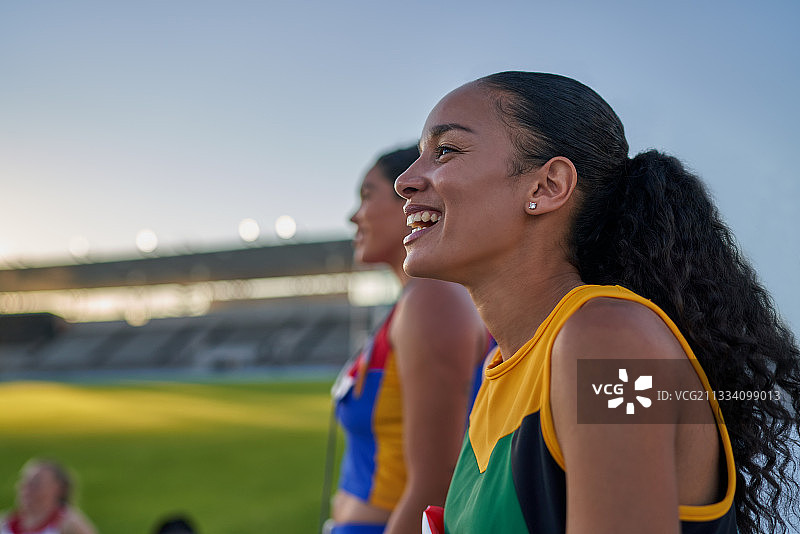 快乐的女田径运动员开怀大笑图片素材
