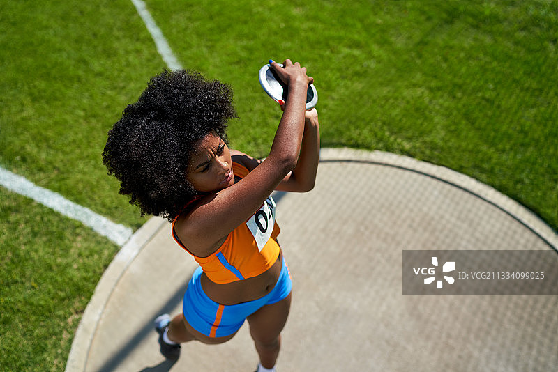 田径女运动员掷铁饼图片素材