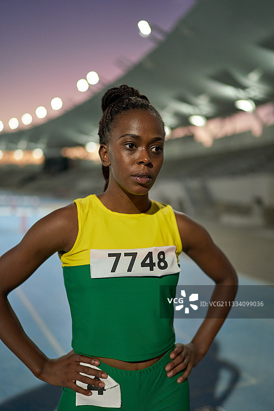 田径比赛中坚韧的女子田径运动员写真图片素材