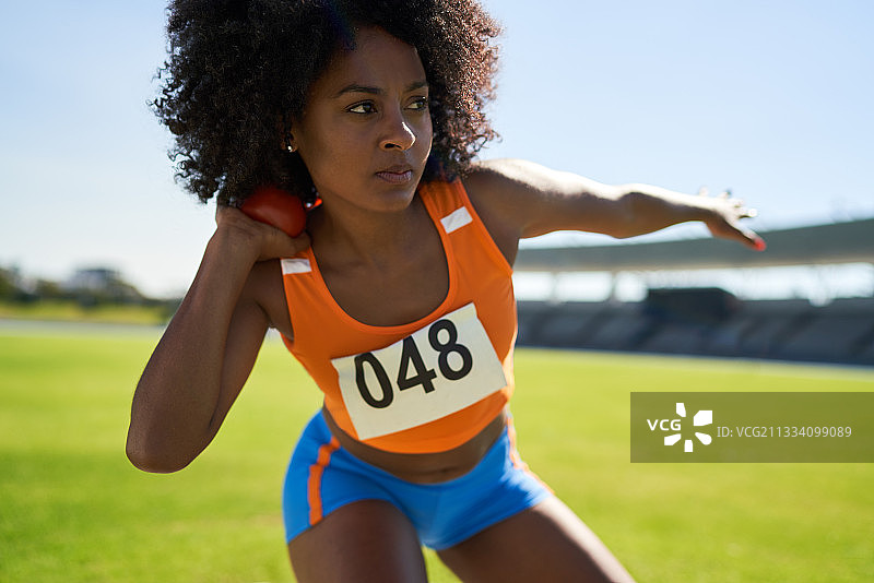 女田径运动员专注地掷铅球图片素材