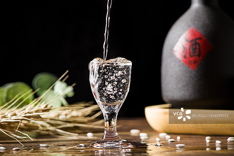 白酒倒酒喝酒图片素材