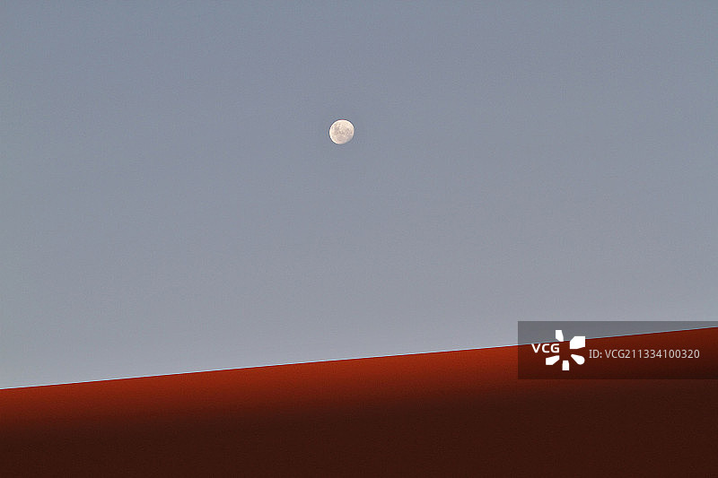 纳米比亚沙漠上的月出图片素材