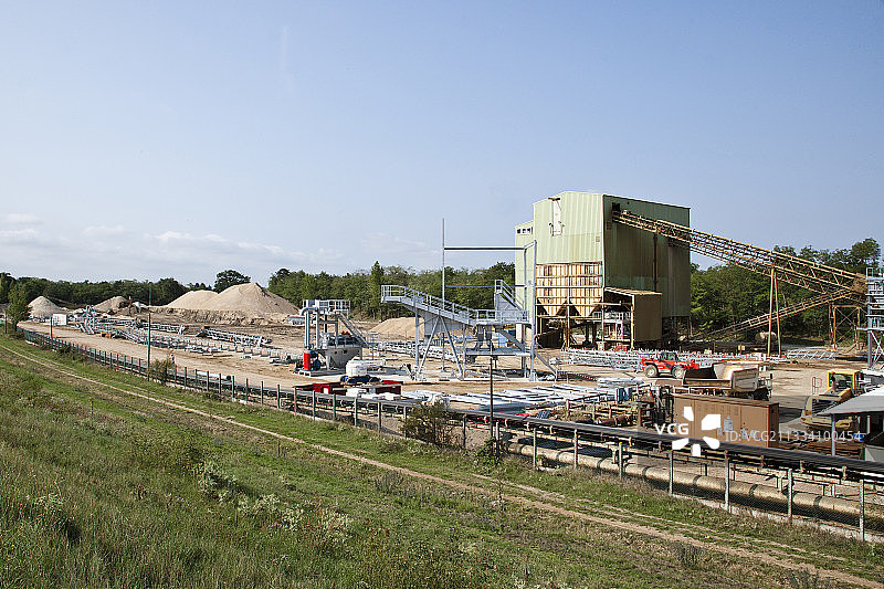 法国奥尔良上游的卢瓦尔河采沙图片素材