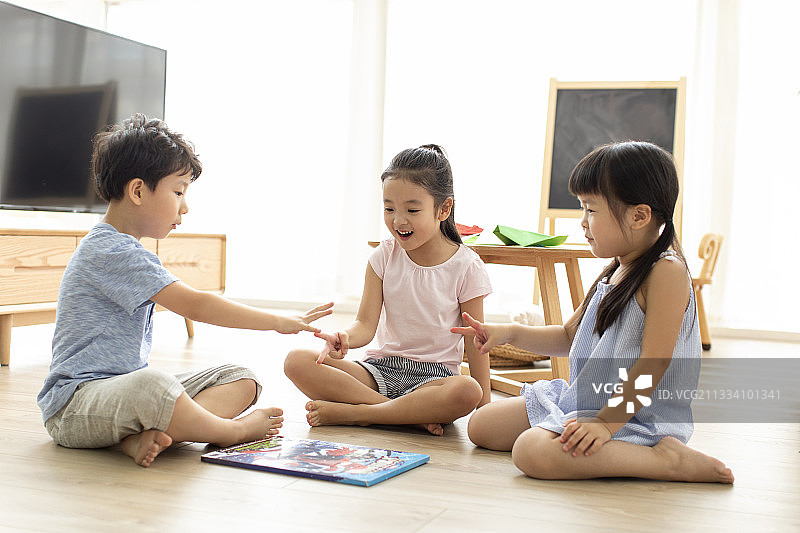 三个小朋友在客厅玩游戏图片素材