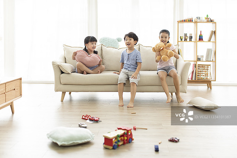 三个小朋友在客厅玩耍图片素材