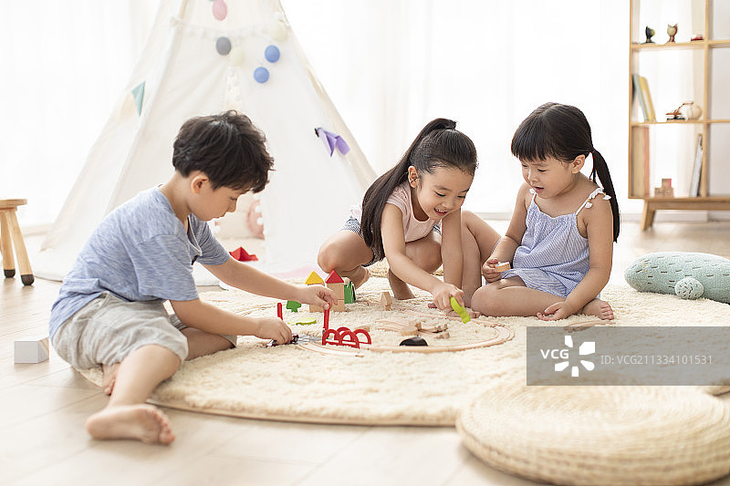 三个小朋友在客厅玩耍图片素材