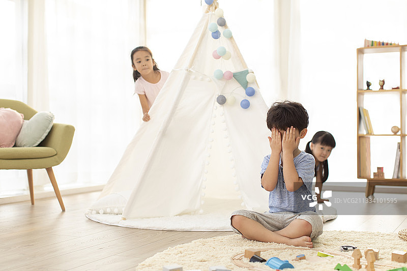 三个小朋友在客厅玩耍图片素材