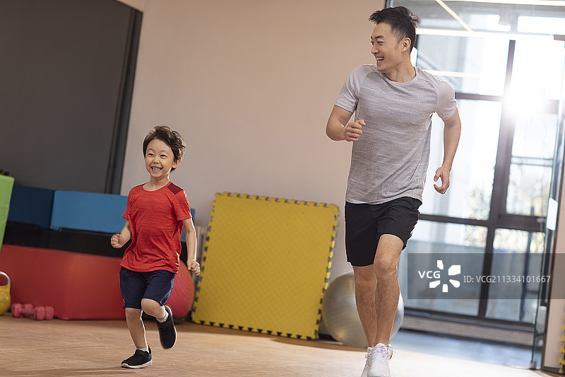 小男孩上健身课图片素材