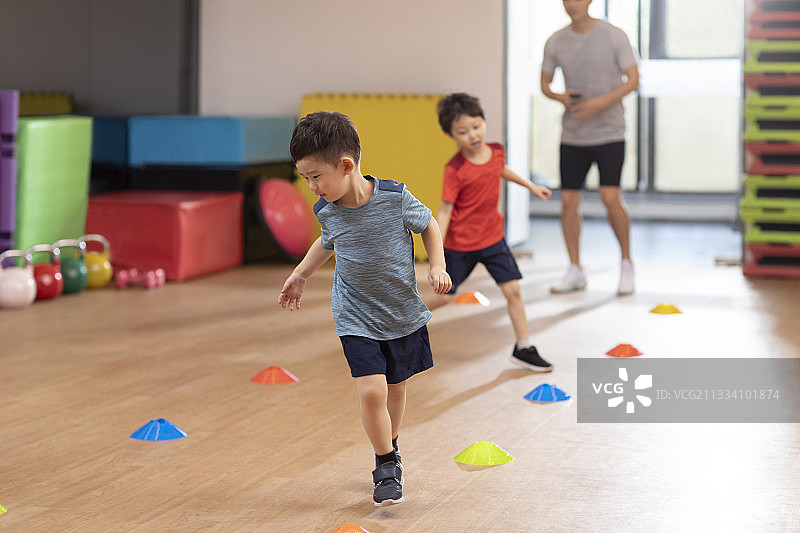小朋友们上体能训练课图片素材