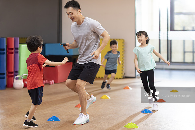 小朋友们上体能训练课图片素材