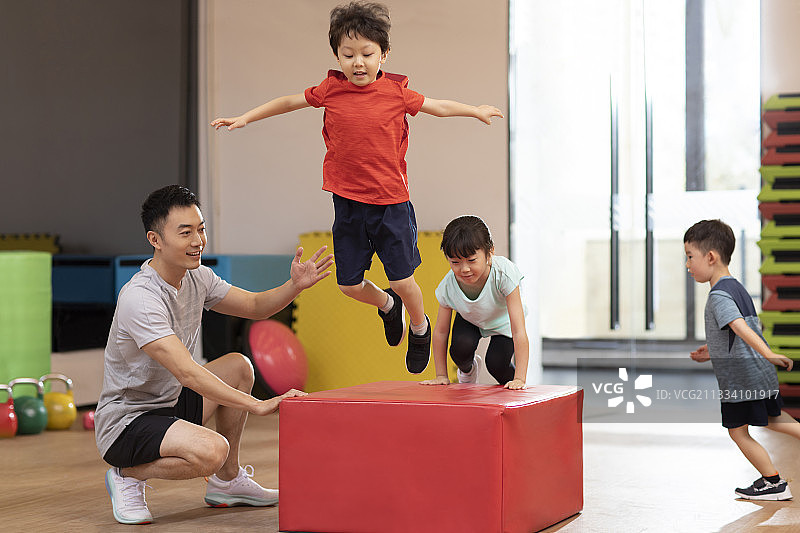 小朋友们上体能训练课图片素材
