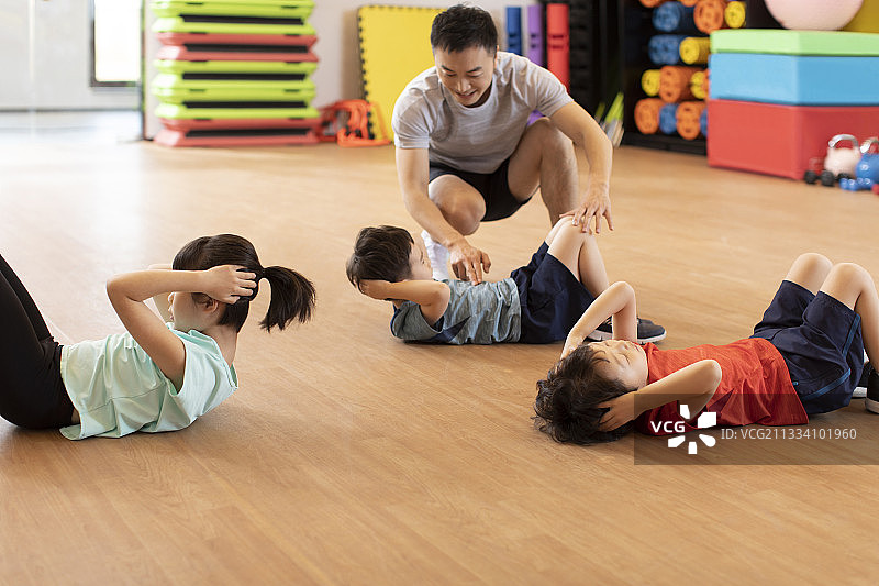 小朋友们上体能训练课图片素材