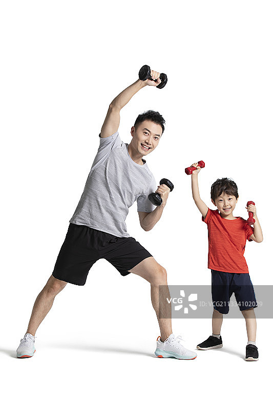 小男孩和爸爸一起健身图片素材