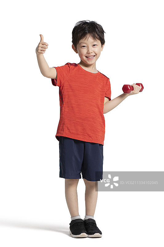 小男孩举哑铃健身图片素材