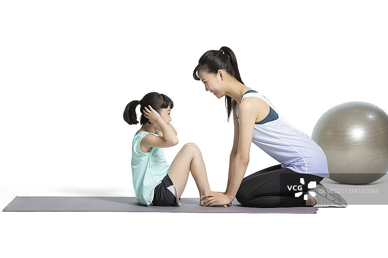 快乐的母女俩一起健身图片素材