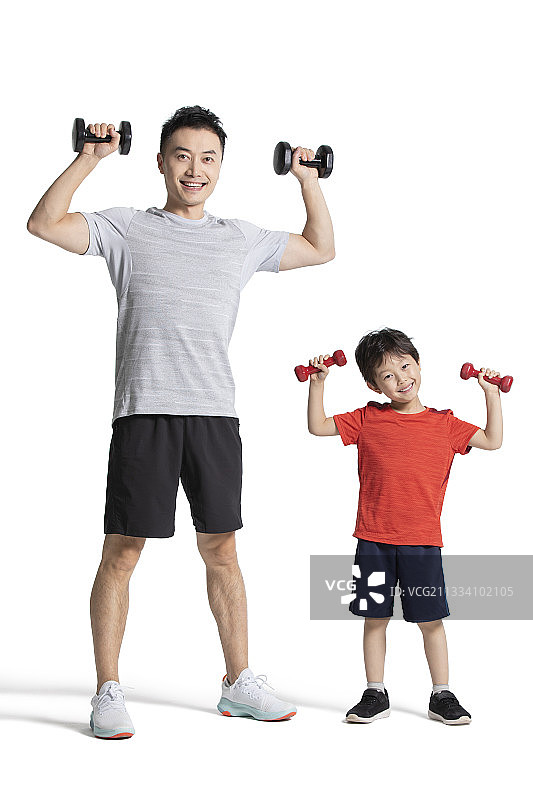 小男孩和爸爸一起健身图片素材