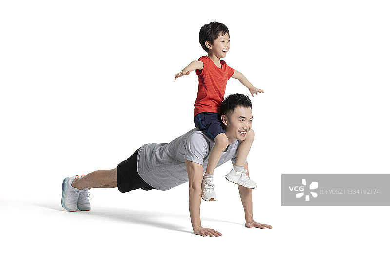 小男孩和爸爸一起健身图片素材