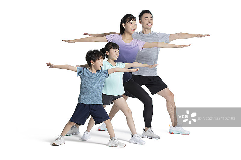 快乐的年轻家庭一起健身图片素材