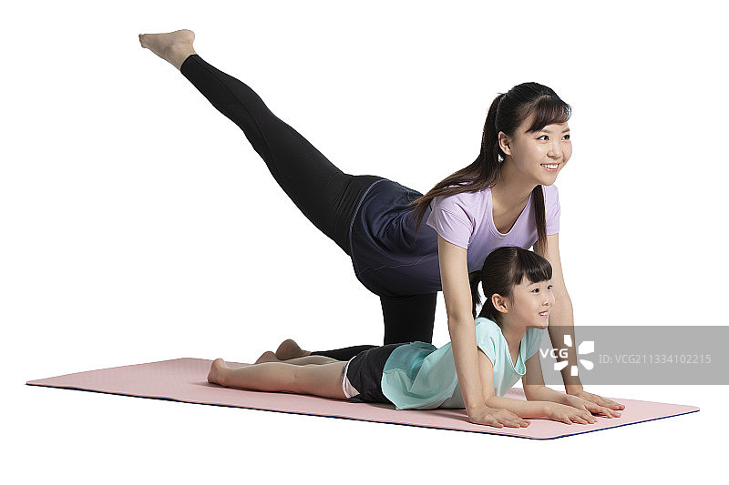 快乐的母女俩一起健身图片素材