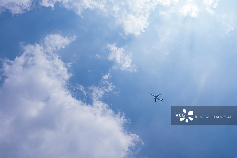 飞机在城市上空飞过图片素材