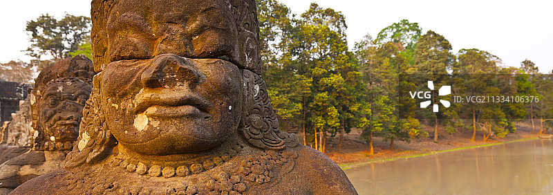 柬埔寨吴哥通王城南门阿修罗雕像图片素材