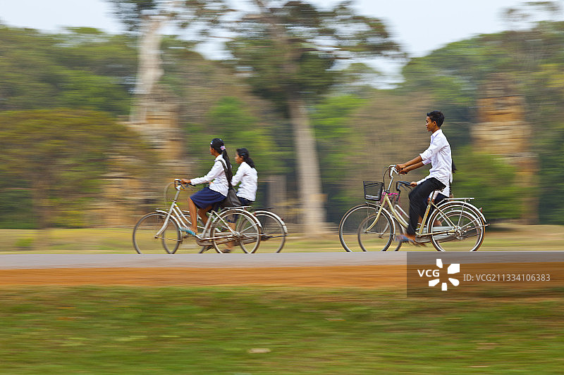 柬埔寨吴哥通骑自行车的人群图片素材