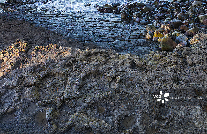 西班牙拉格里加海滩上最大的蜥脚类恐龙足迹图片素材