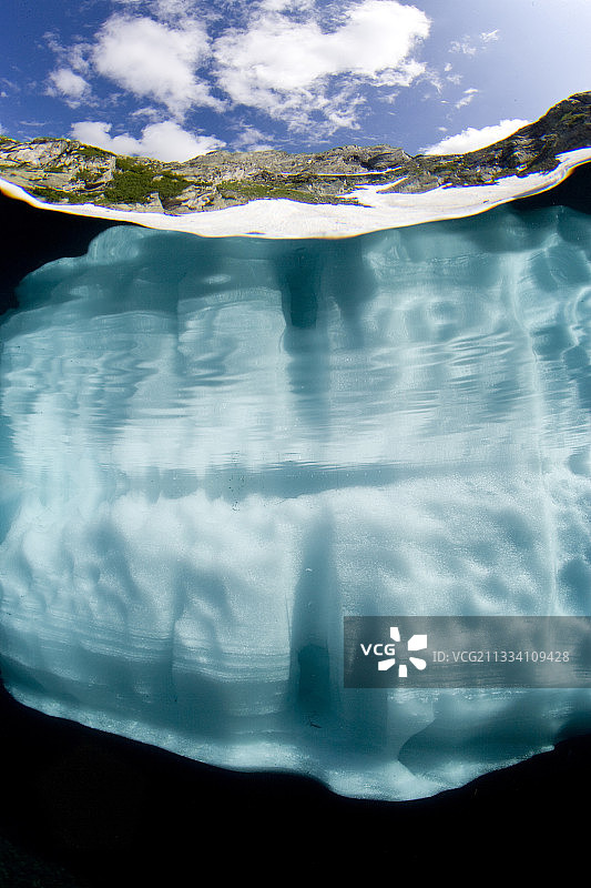 水下冰墙与山脉背景图片素材