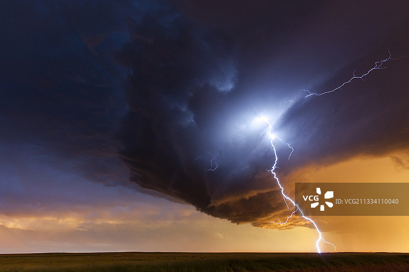 内布拉斯加州超级单体雷暴前的闪电图片素材