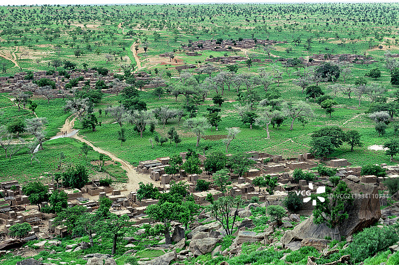 马里Ende Dogon的村庄与农业平原图片素材