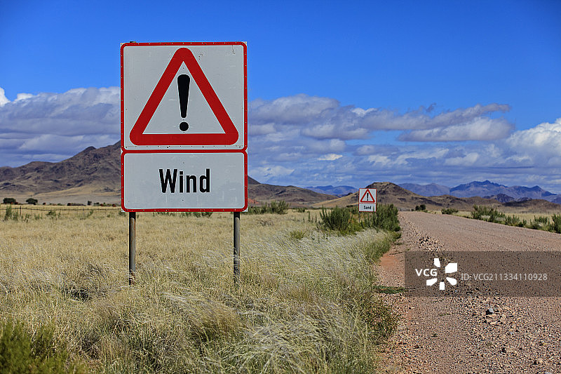 毗邻纳米布兰德保护区的小路图片素材